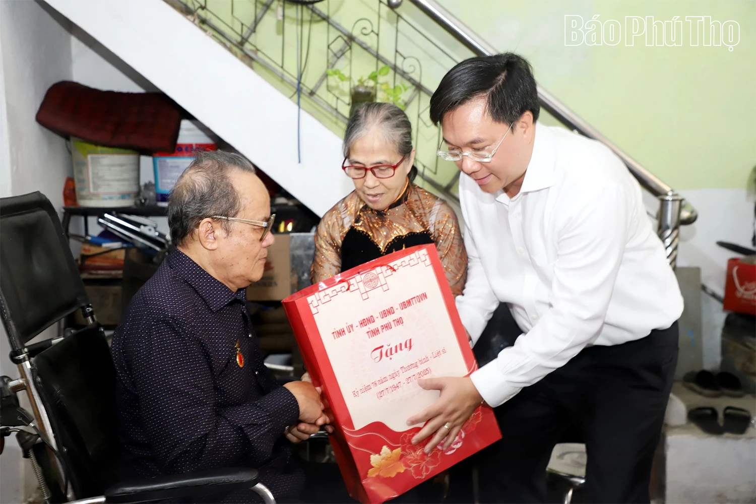 Chủ tịch UBND tỉnh Trần Duy Đông thăm, tặng quà các gia đình chính sách tại phường Vĩnh Yên