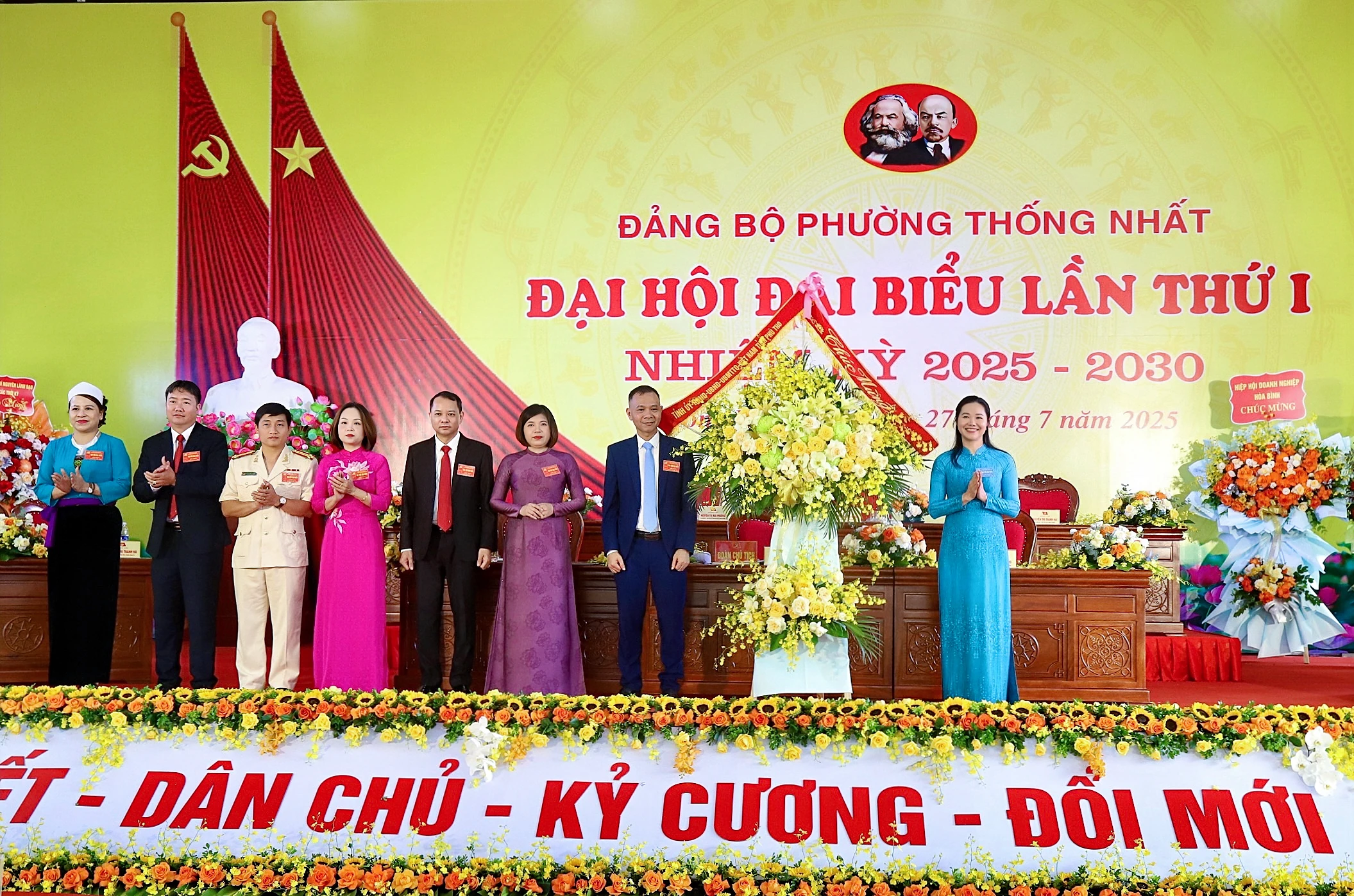 Phó Bí thư Tỉnh uỷ Bùi Thị Minh dự và chỉ đạo Đại hội Đảng bộ phường Thống Nhất