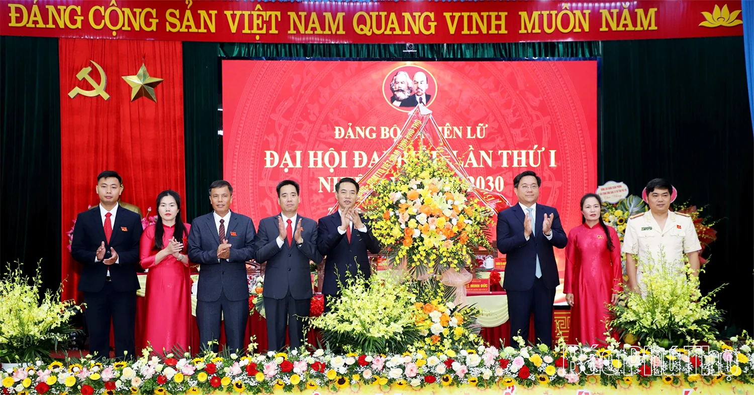 Chủ tịch UBND tỉnh Trần Duy Đông dự, chỉ đạo Đại hội Đảng bộ xã Tiên Lữ lần thứ I