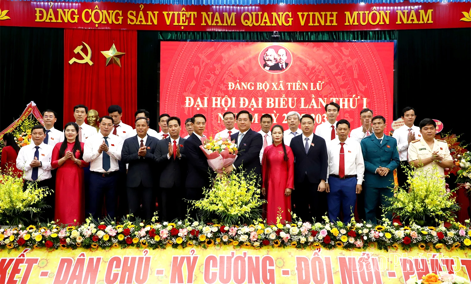 Chủ tịch UBND tỉnh Trần Duy Đông dự, chỉ đạo Đại hội Đảng bộ xã Tiên Lữ lần thứ I