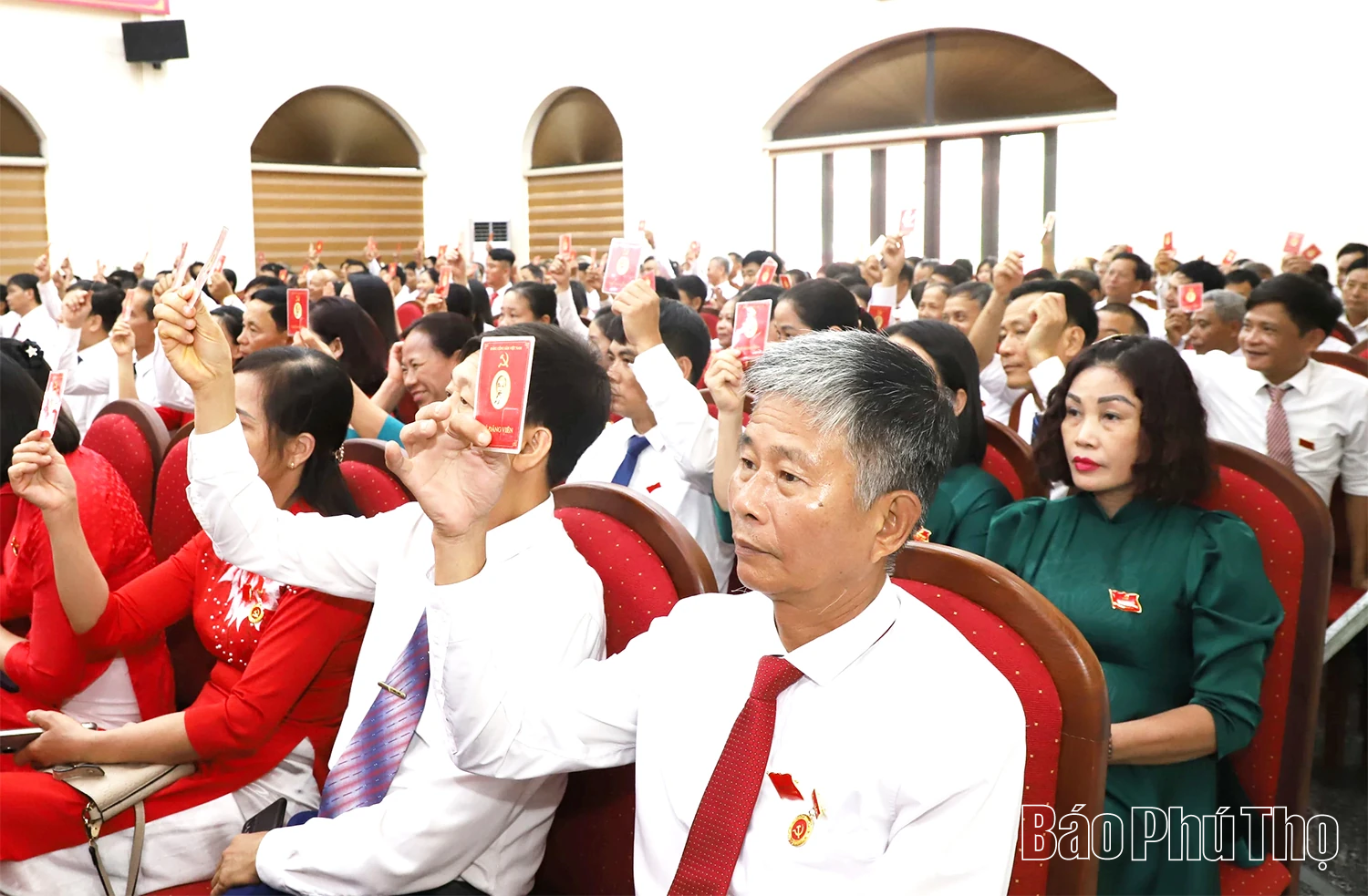 Chủ tịch UBND tỉnh Trần Duy Đông dự, chỉ đạo Đại hội Đảng bộ xã Tiên Lữ lần thứ I