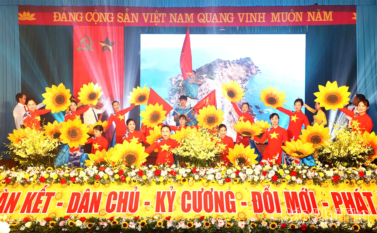 Chủ tịch UBND tỉnh Trần Duy Đông dự, chỉ đạo Đại hội Đảng bộ xã Tiên Lữ lần thứ I