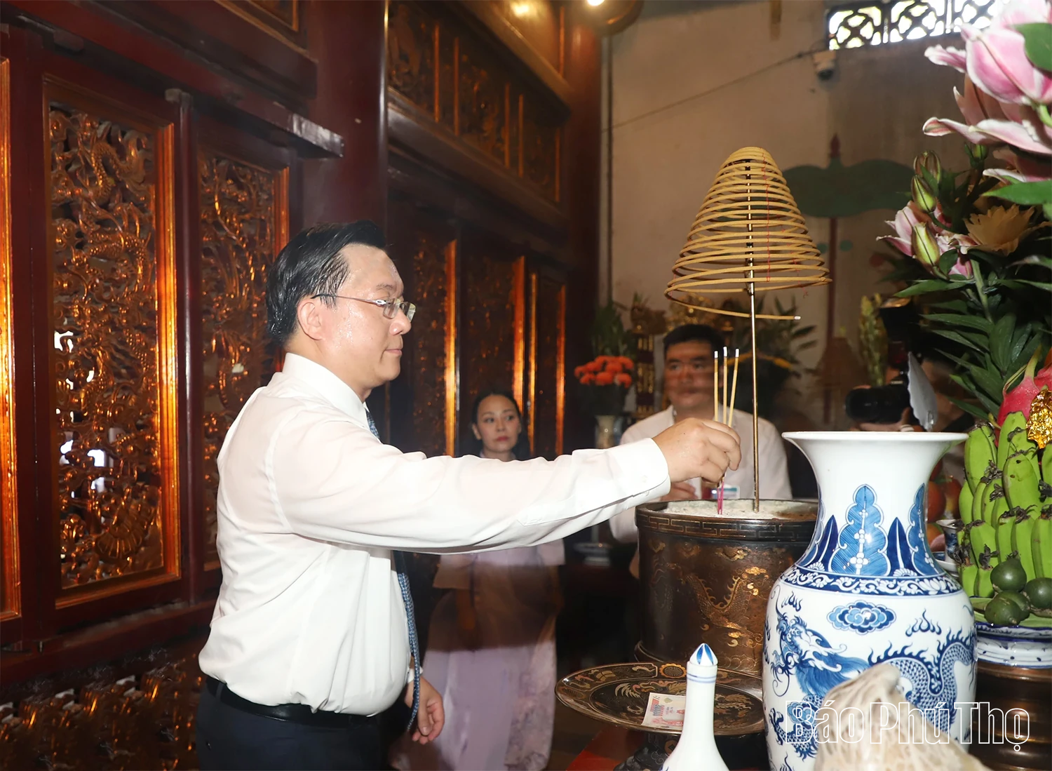 Đoàn đại biểu Đảng bộ UBND tỉnh Dâng hương tri ân các Vua Hùng