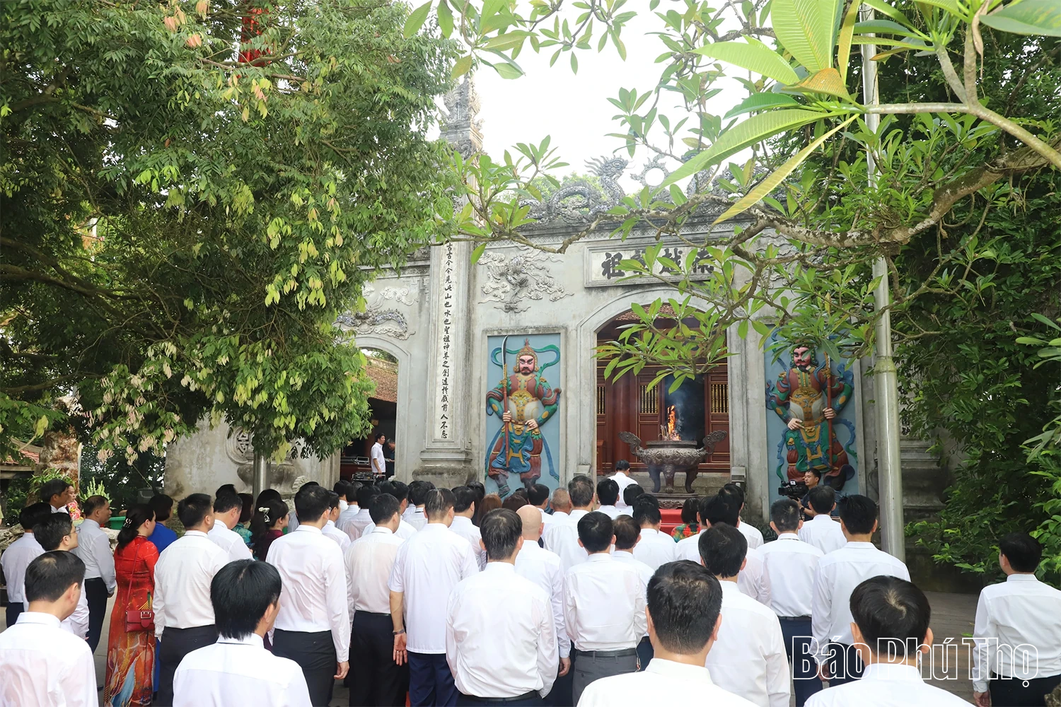 Đoàn đại biểu Đảng bộ UBND tỉnh Dâng hương tri ân các Vua Hùng