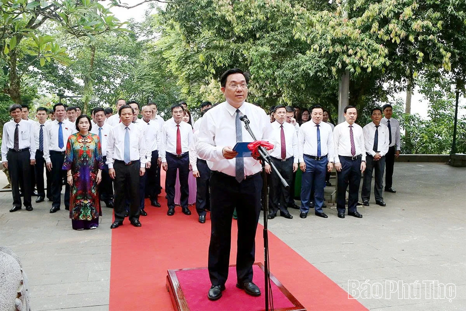 Đoàn đại biểu Đảng bộ UBND tỉnh Dâng hương tri ân các Vua Hùng