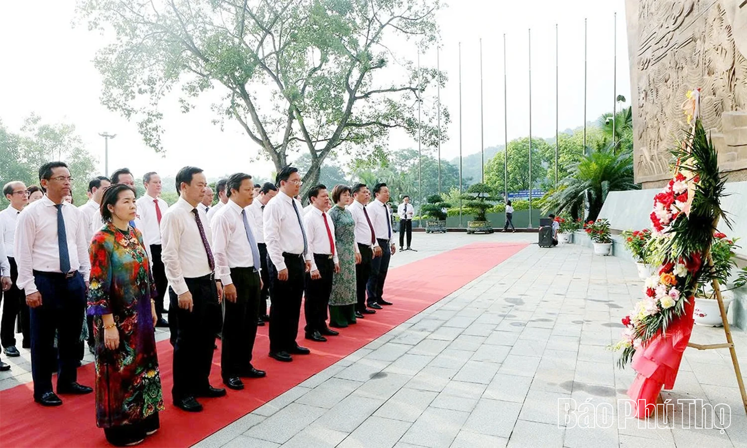 Đoàn đại biểu Đảng bộ UBND tỉnh Dâng hương tri ân các Vua Hùng