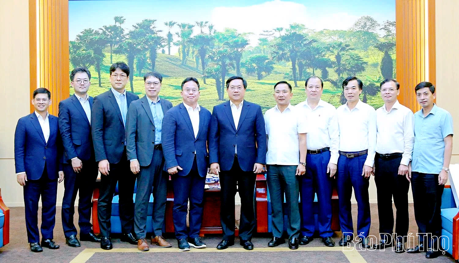 Chủ tịch UBND tỉnh Trần Duy Đông tiếp và làm việc với Công ty Giải pháp năng lượng LG, Hàn Quốc