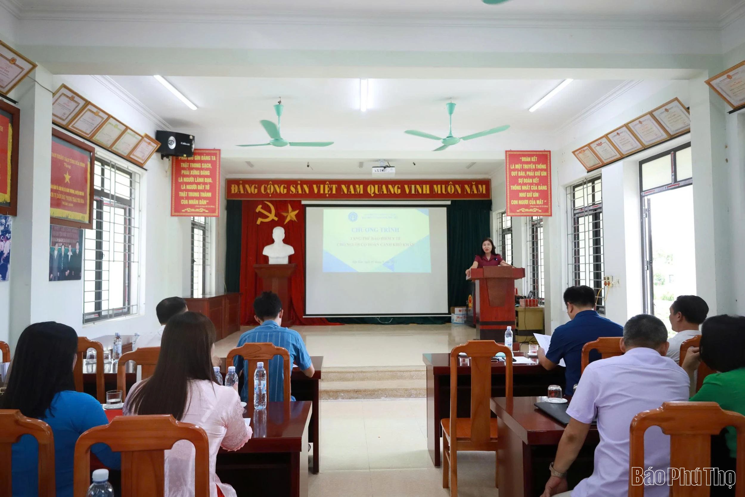 Bảo hiểm xã hội tỉnh tặng thẻ Bảo hiểm y tế cho người có hoàn cảnh khó khăn xã Hợp Kim
