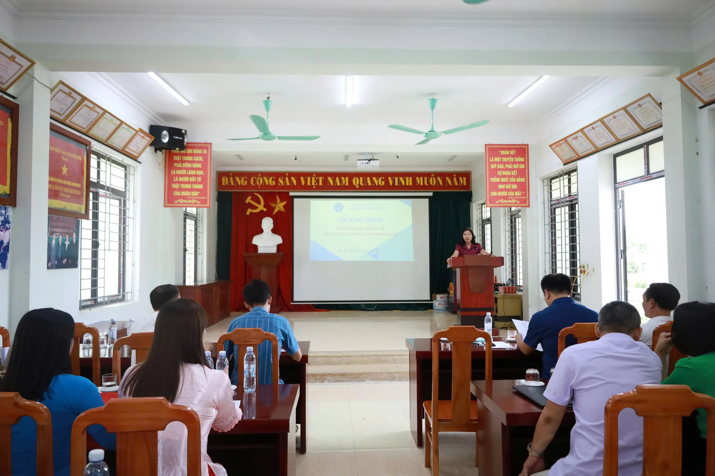Bảo hiểm xã hội tỉnh tặng thẻ Bảo hiểm y tế cho người có hoàn cảnh khó khăn xã Hợp Kim