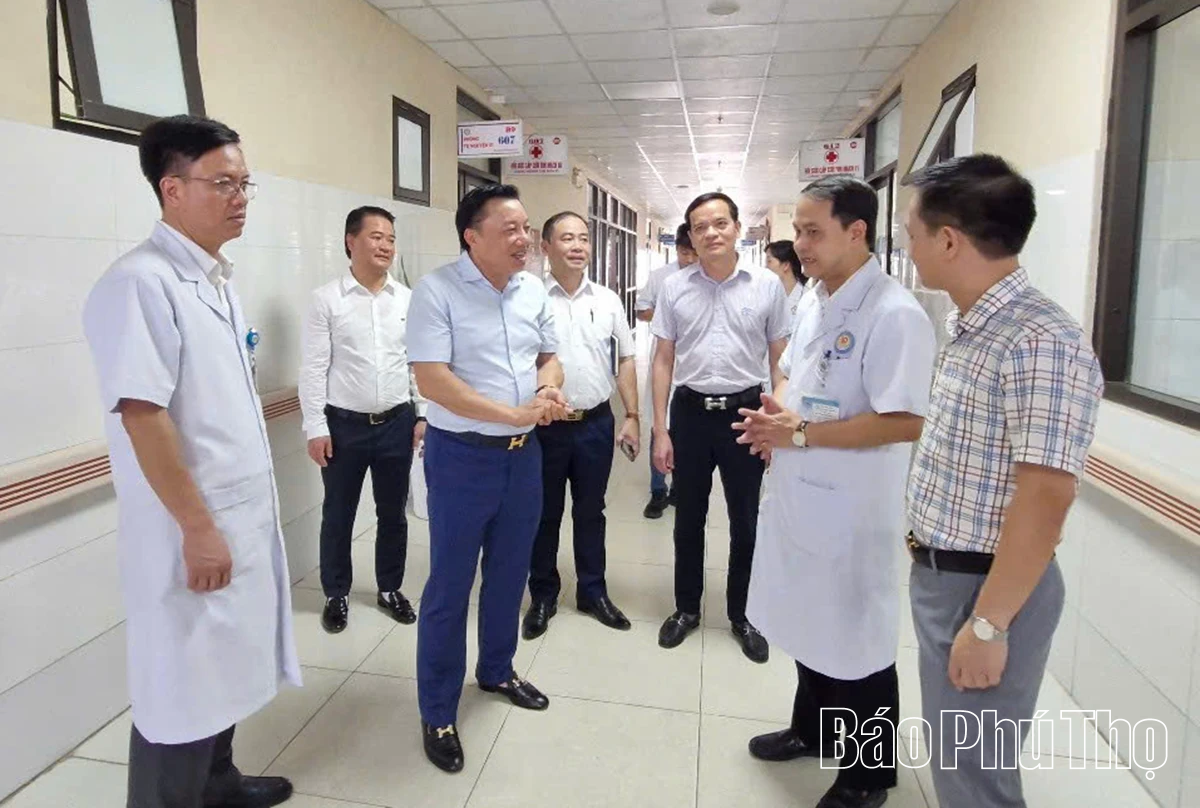 Phó Chủ tịch UBND tỉnh Nguyễn Huy Ngọc kiểm tra cơ sở vật chất các cơ sở y tế khu vực Hòa Bình