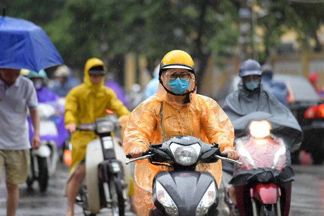 Thời tiết ngày 17/8: Mưa lớn diện rộng, áp thấp nhiệt đới trên Biển Đông