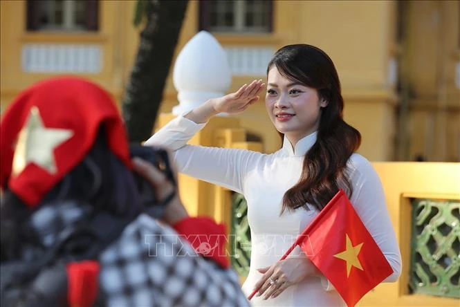 Lan tỏa tình yêu nước với tà áo dài và hình ảnh lá cờ Tổ quốc