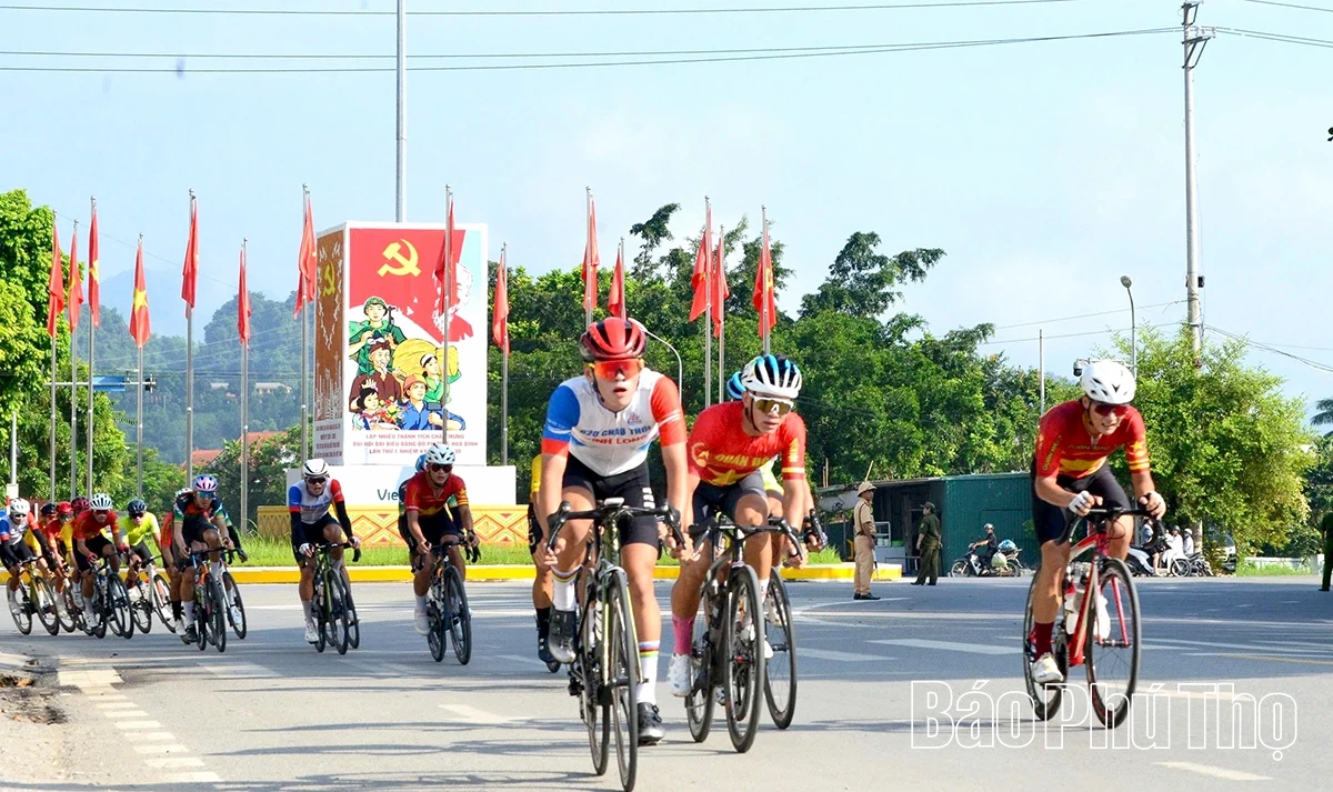 Đội Vĩnh Long giành ưu thế ở nội dung 100 km xuất phát đồng hành cá nhân, đồng đội nam