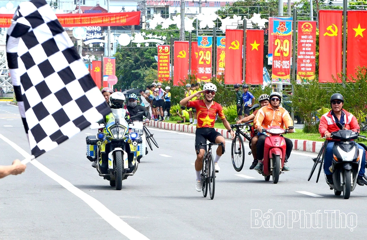 Đội Vĩnh Long giành ưu thế ở nội dung 100 km xuất phát đồng hành cá nhân, đồng đội nam