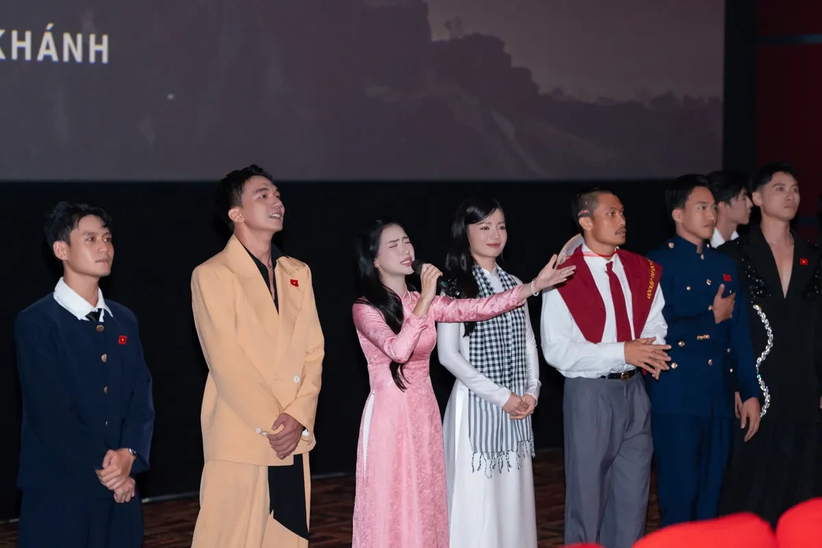 Mưa đỏ - Khốc liệt và nghẹn ngào