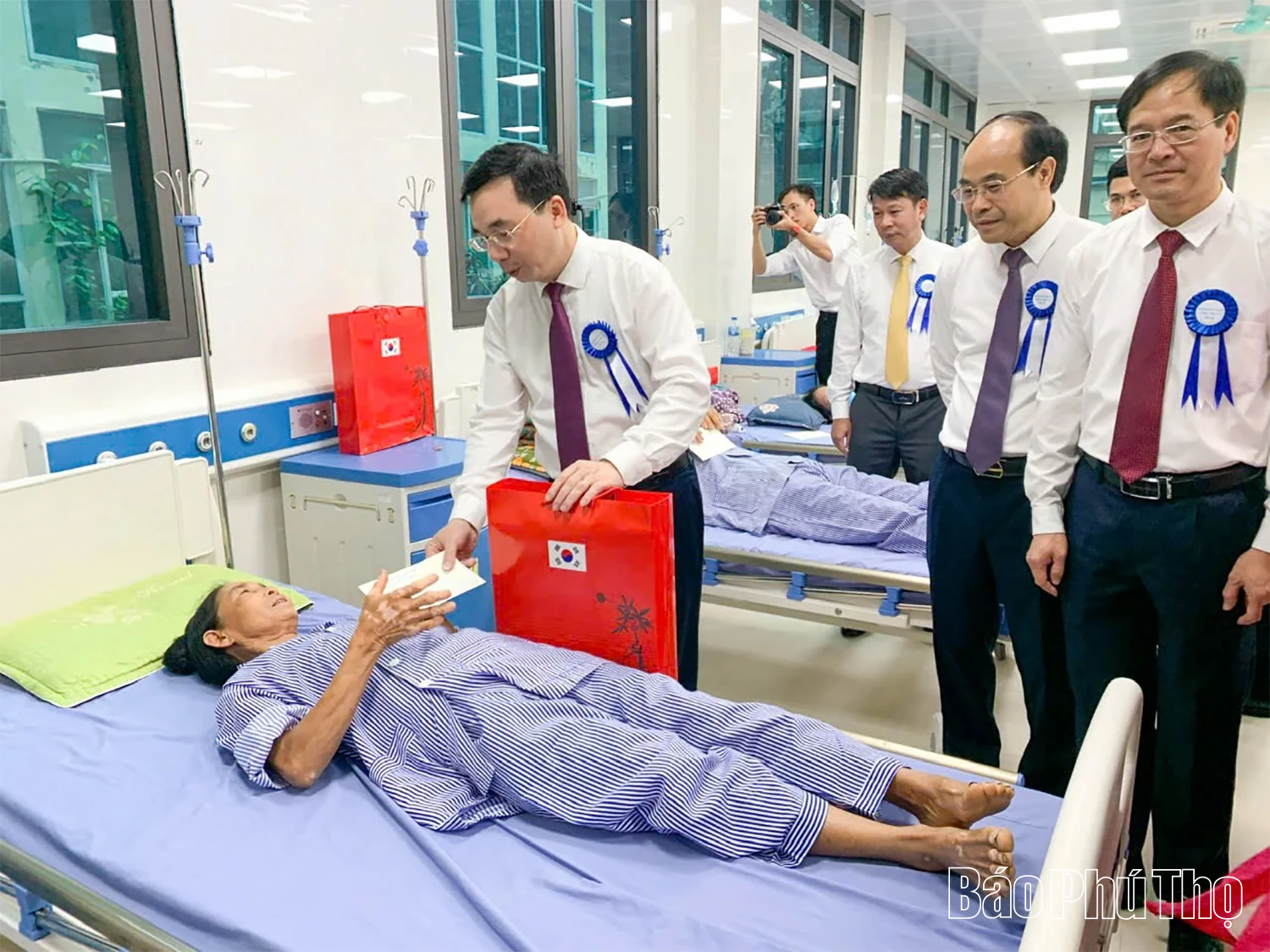 Phó Bí thư Tỉnh ủy Bùi Huy Vĩnh dự lễ khánh thành Dự án xây dựng, nâng cấp Trung tâm Y tế khu vực Yên Lạc