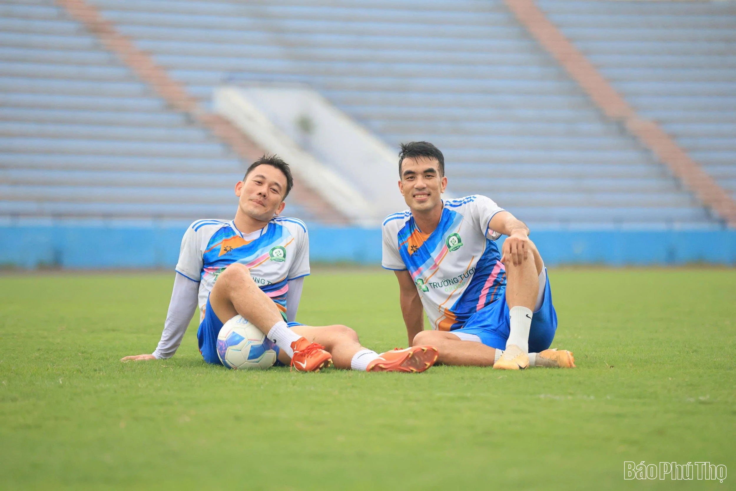 Công Phượng và đồng đội hào hứng tập luyện trên sân vận động Việt Trì