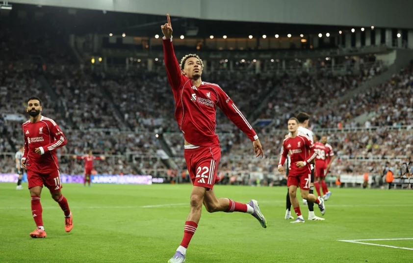 Liverpool thắng nghẹt thở Newcastle