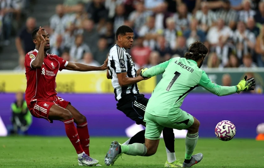 Liverpool thắng nghẹt thở Newcastle
