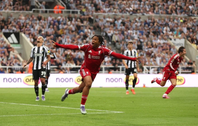Liverpool thắng nghẹt thở Newcastle