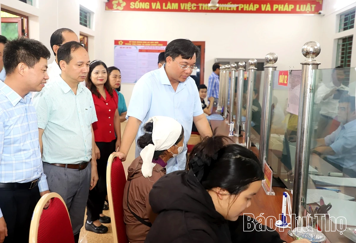 Chủ tịch UBND tỉnh Trần Duy Đông thăm Khu căn cứ cách mạng Mường Diềm, tặng quà cán bộ tiền khởi nghĩa phường Hòa Bình