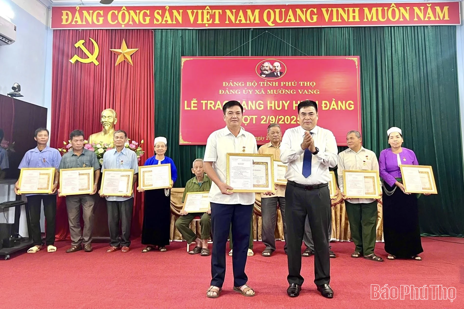 Trao tặng Huy hiệu Đảng cho các đảng viên tiêu biểu