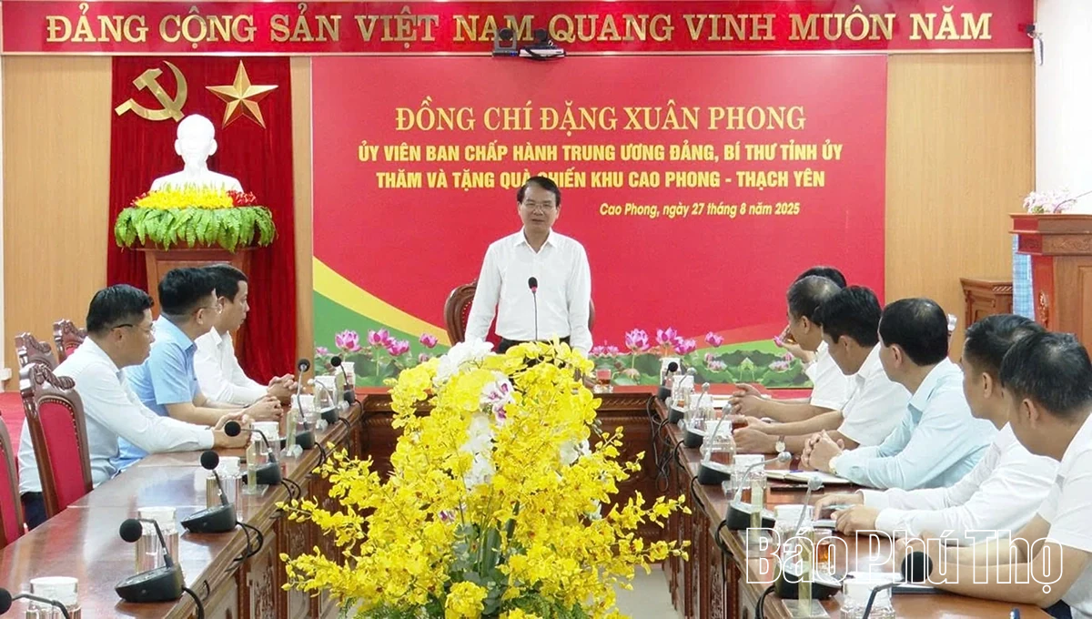 Bí thư Tỉnh ủy Đặng Xuân Phong thăm, tặng quà Khu căn cứ Cách mạng Cao Phong - Thạch Yên và cán bộ tiền khởi nghĩa phường Hòa Bình