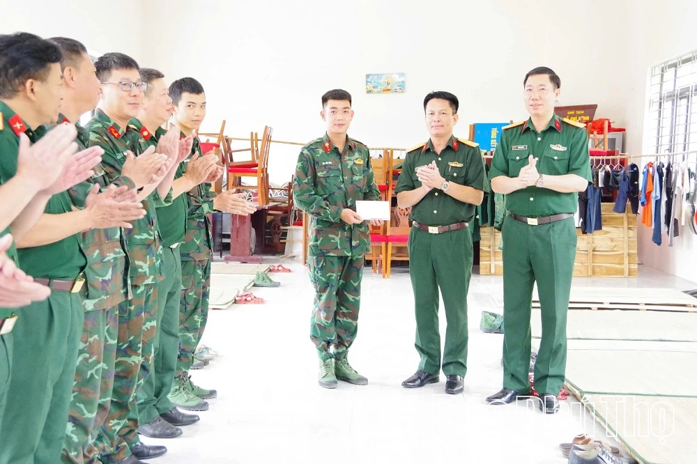 Thăm, động viên lực lượng phục vụ, bảo đảm an ninh cho Khối diễu binh Lào và Campuchia