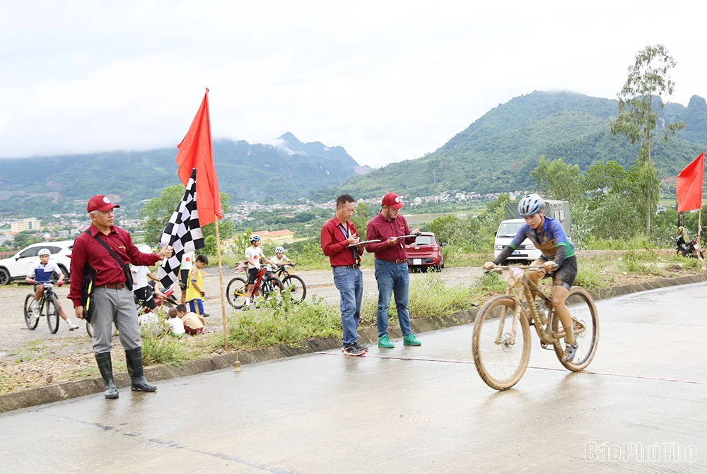 Đoàn Phú Thọ giành 1 Huy chương Bạc cá nhân, 1 Huy chương Bạc đồng đội nội dung Băng đồng Olympic