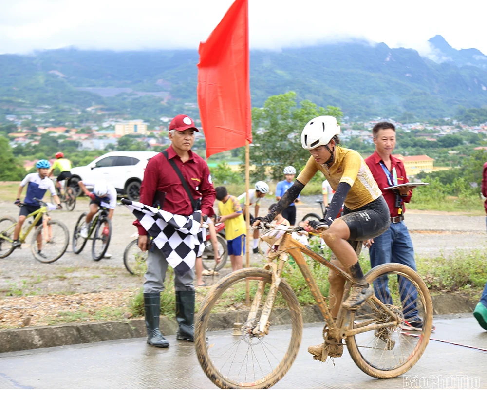 Đoàn Phú Thọ giành 1 Huy chương Bạc cá nhân, 1 Huy chương Bạc đồng đội nội dung Băng đồng Olympic