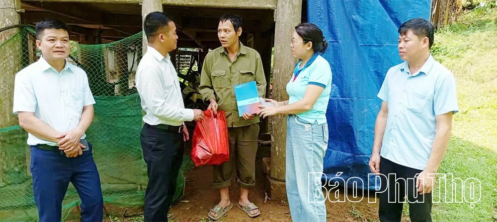 Vân Sơn tặng quà cho 30 hộ khó khăn
