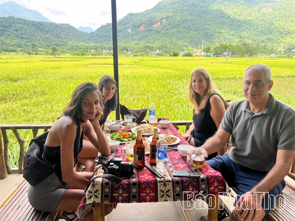 The Pioneer Who “Awakened” Mai Chau’s Tourism Potential