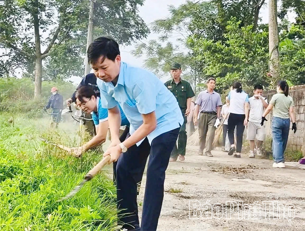 Phú Khê tưng bừng ra quân vệ sinh môi trường