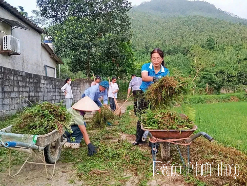 Phú Khê tưng bừng ra quân vệ sinh môi trường