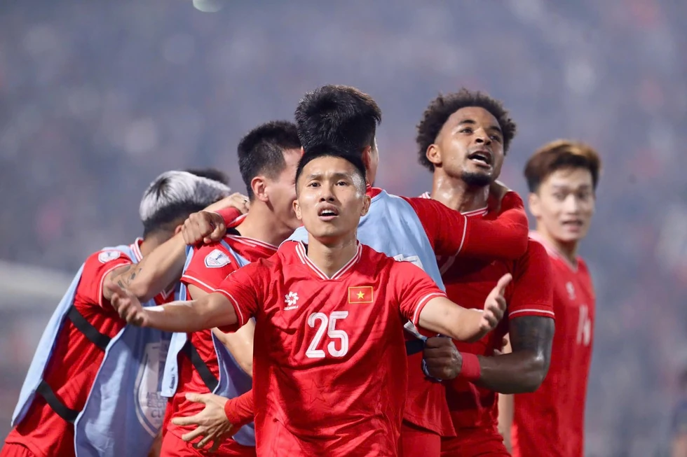 Cơ hội vàng cho những nhân tố mới đội tuyển Việt Nam: HLV Kim Sang-sik giám sát từ xa