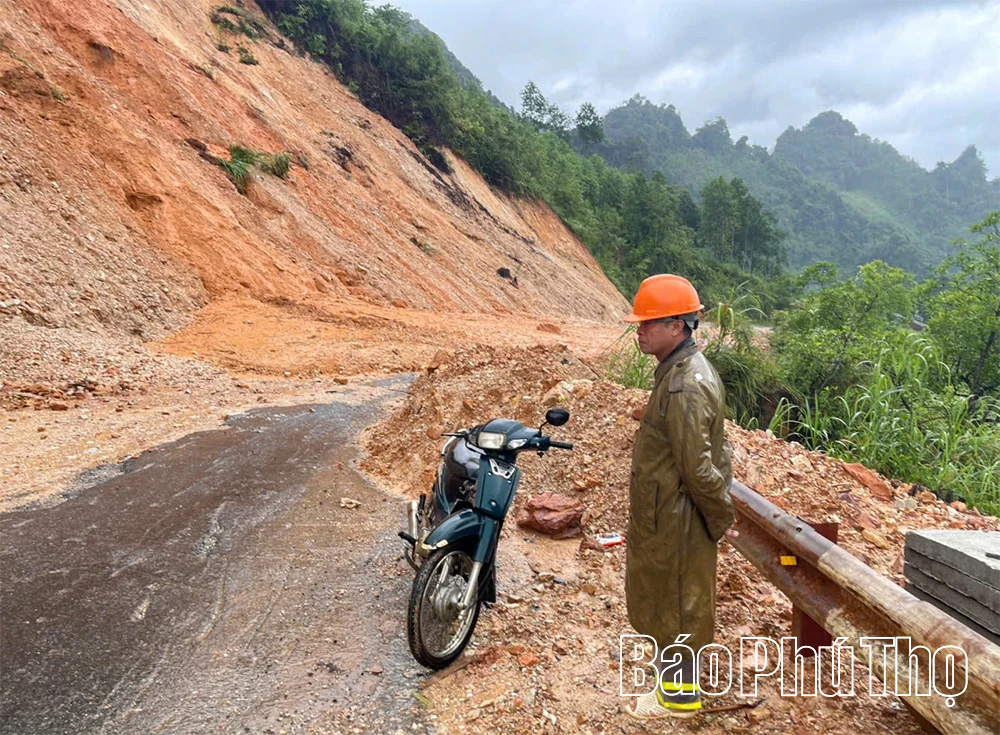 Mưa lớn gây sạt lở trên tuyến đường 433, cô lập nhiều xã ở vùng cao