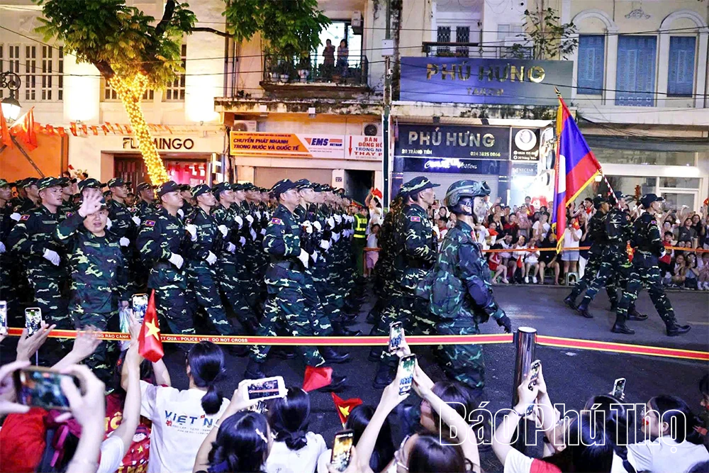 Từ Phú Thọ lan tỏa “tinh thần Việt” trong nhịp bước quân nhân Lào, Campuchia