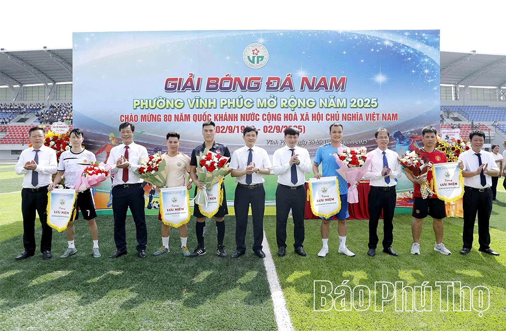 Gắn biển công trình Sân vận động Vĩnh Phúc