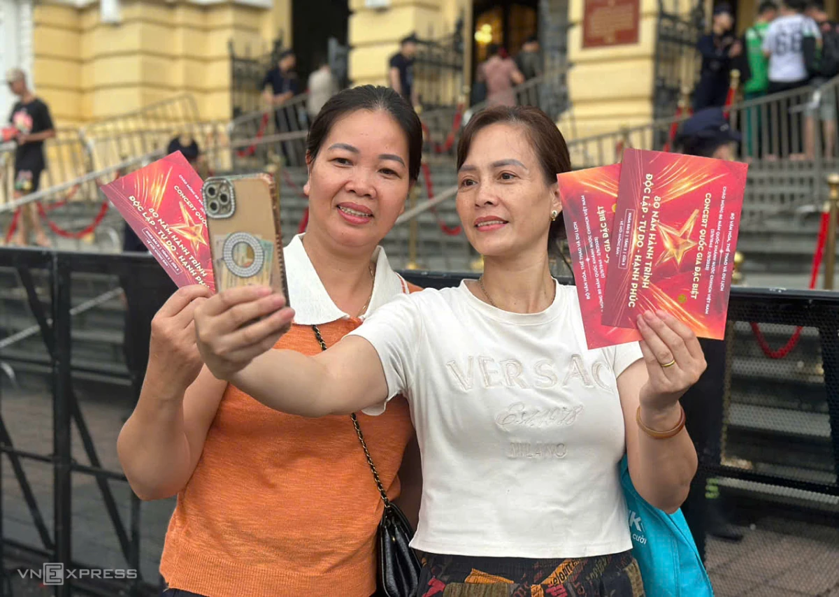 Khán giả xếp hàng nhận vé concert quốc gia