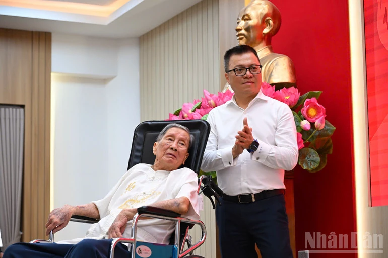 Nhạc sĩ Phạm Tuyên trao tặng ca khúc “Như có Bác trong ngày đại thắng” cho Báo Nhân Dân