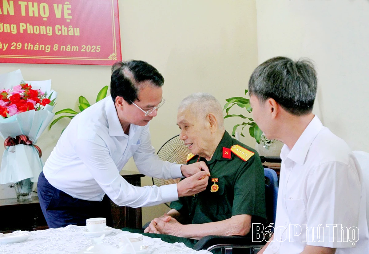 Bí thư Tỉnh ủy Đặng Xuân Phong trao Huy hiệu 80 năm tuổi Đảng cho đảng viên Trần Thọ Vệ