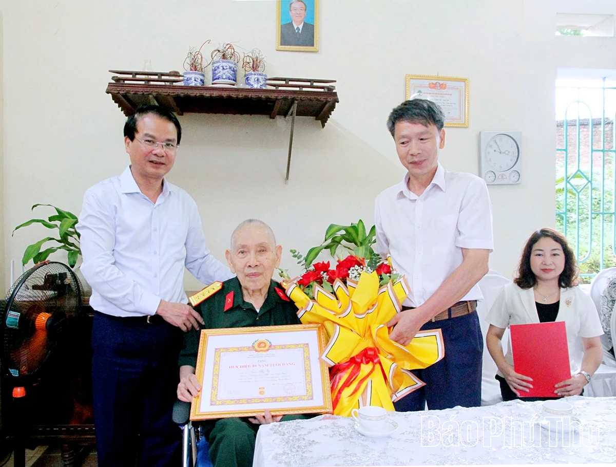 Bí thư Tỉnh ủy Đặng Xuân Phong trao Huy hiệu 80 năm tuổi Đảng cho đảng viên Trần Thọ Vệ