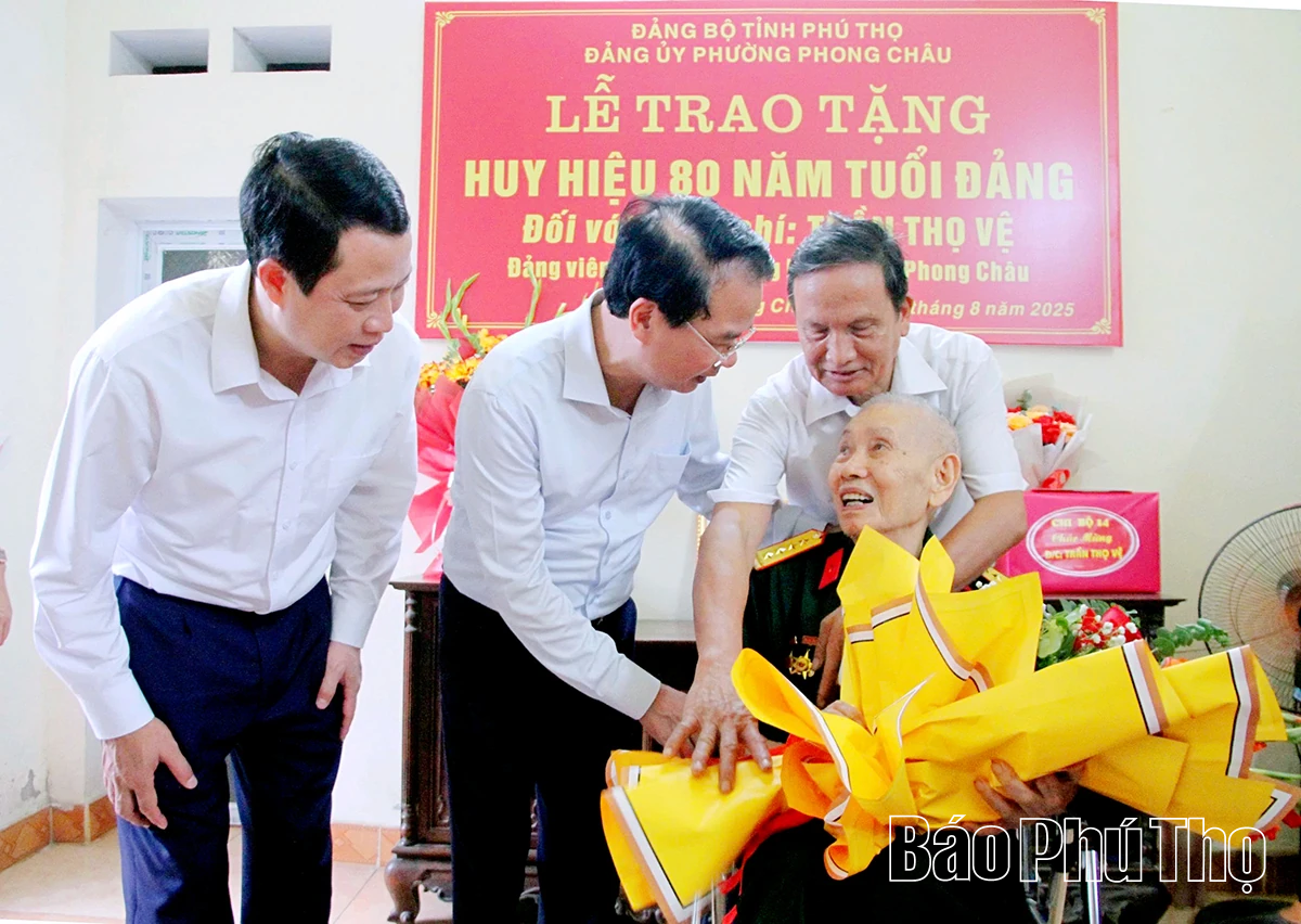 Bí thư Tỉnh ủy Đặng Xuân Phong trao Huy hiệu 80 năm tuổi Đảng cho đảng viên Trần Thọ Vệ