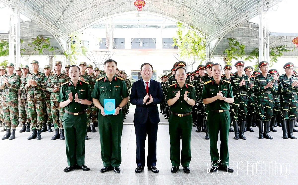 Thăm, tặng quà lực lượng quân đội nhân dân Lào và quân đội Hoàng gia Campuchia