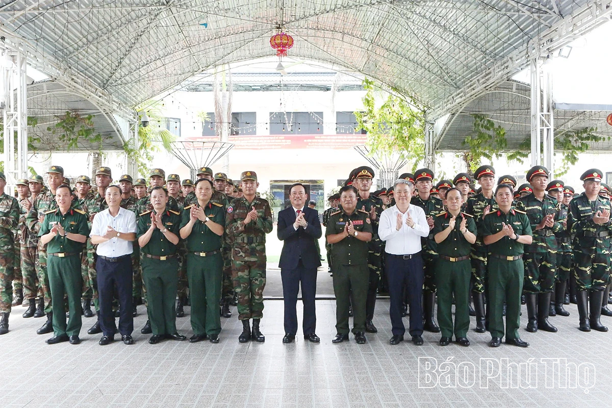 Thăm, tặng quà lực lượng quân đội nhân dân Lào và quân đội Hoàng gia Campuchia