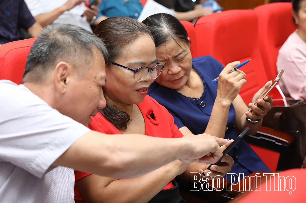 Những “bông hoa việc tốt” dâng Đảng