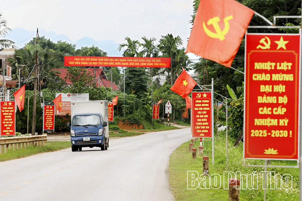 Những “bông hoa việc tốt” dâng Đảng