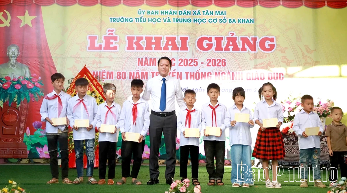 Các đồng chí lãnh đạo tỉnh dự lễ khai giảng năm học 2025 - 2026