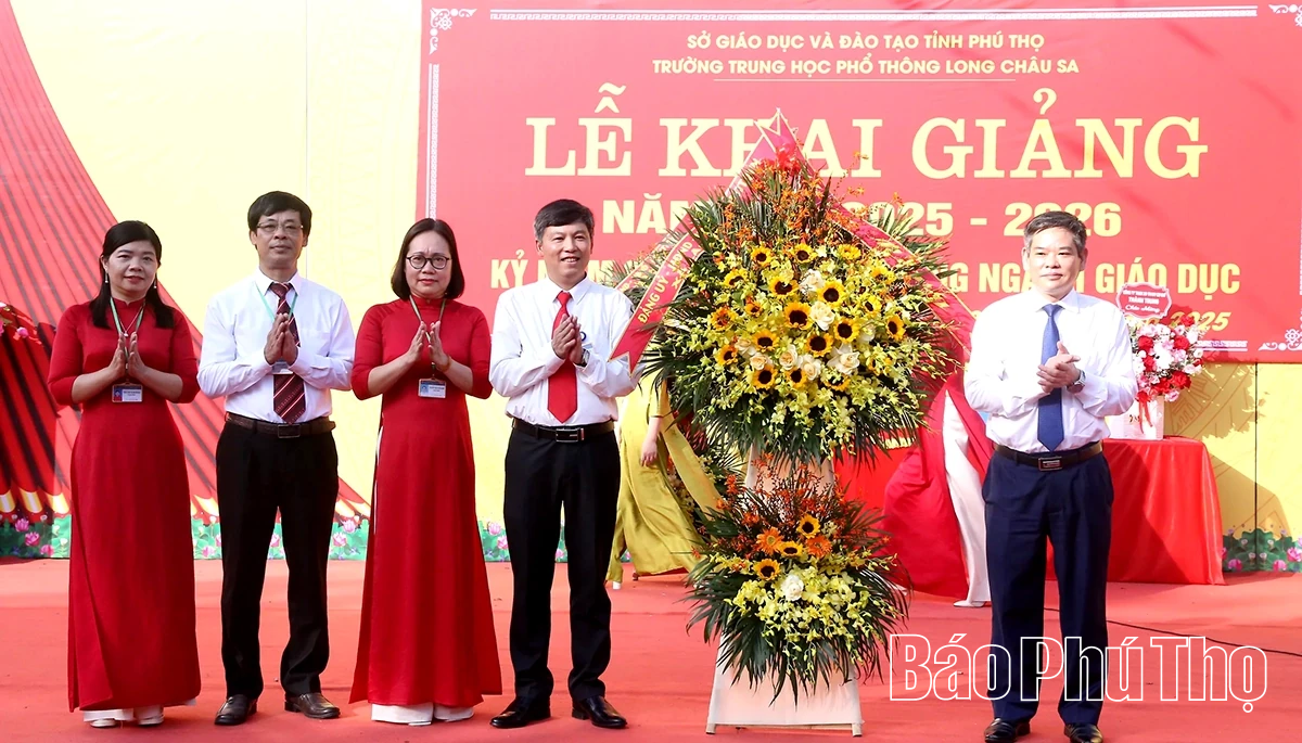 Phó Bí thư Tỉnh ủy Bùi Huy Vĩnh dự lễ khai giảng tại Trường THPT Long Châu Sa
