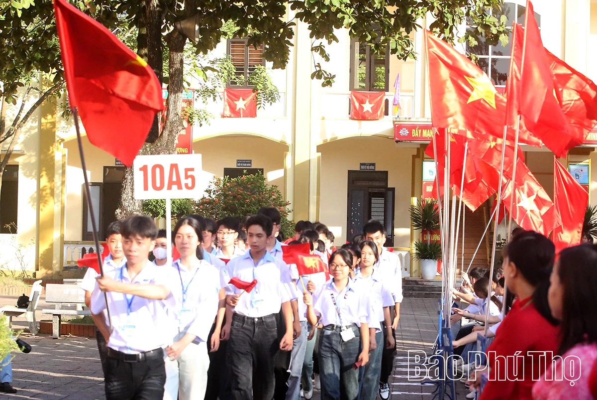 Phó Bí thư Tỉnh ủy Bùi Huy Vĩnh dự lễ khai giảng tại Trường THPT Long Châu Sa